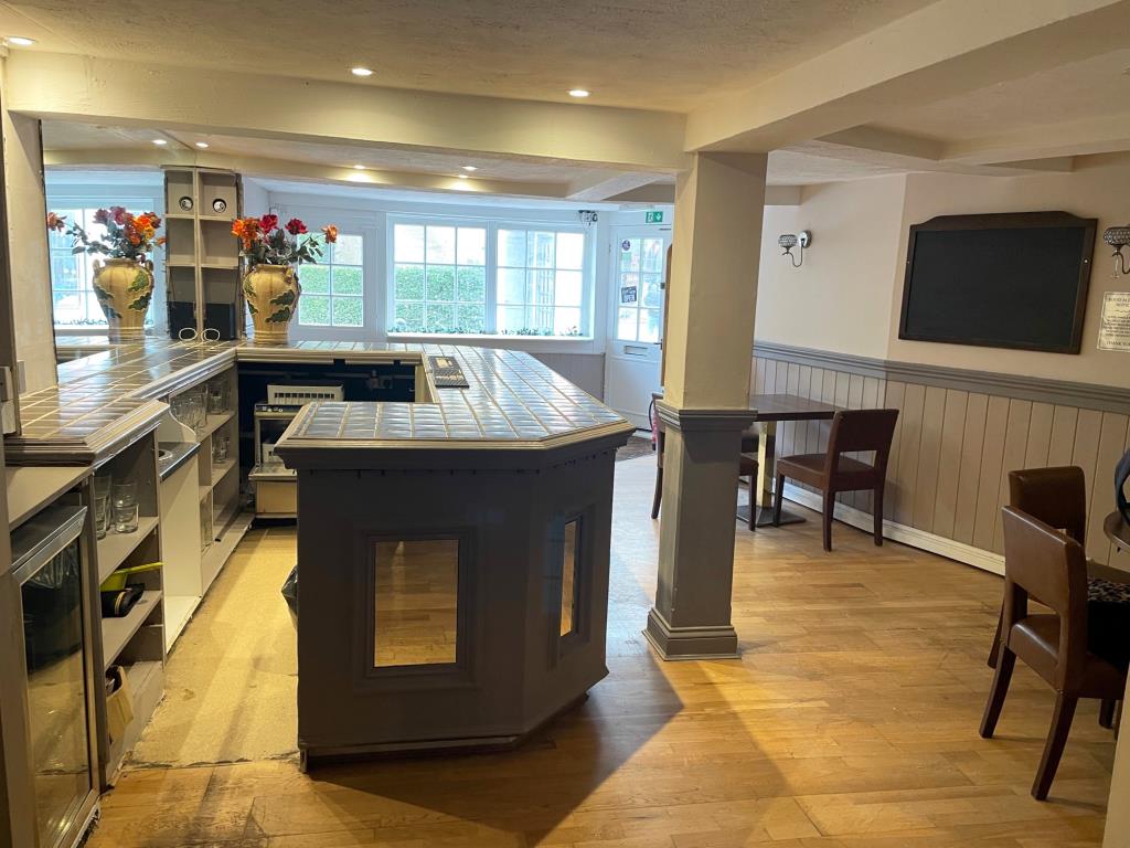 Lot: 35 - FREEHOLD HIGH STREET RESTAURANT PREMISES WITH ACCOMMODATION -